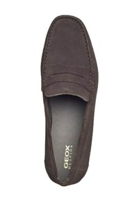 Chaussure slip-on en daim marron avec un design de mocassin cousu, présentant un logo subtil embossé sur la semelle intérieure et une texture lisse.