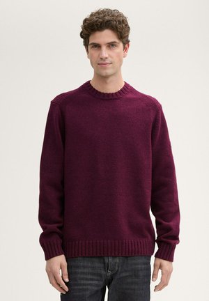 Bordeauxfarbener Strickpullover mit geripptem Rundhalsausschnitt und Bündchen. Verfügt über eine glatte Textur und dezente Schulternahtdetails.
