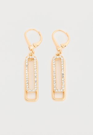 Rektangulære øreringe i guldfarve med krystalpynt og låsekroge, vist mod en ensfarvet hvid baggrund.