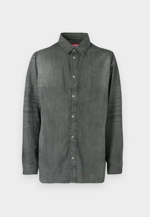 Camisa cinza escura de manga longa com botão, colarinho clássico e um padrão xadrez subtil, apresentada num fundo branco liso.