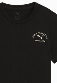 Musta puuvillane t-särk, millel on ümar kaelus, valge tekst "PUMA ATHLETICS" ja logo "established 1948" vasakus rinnaosas.