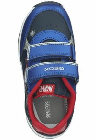 Sneaker blu e blu scuro con cinturini in Velcro, accenti rossi, pannelli in rete e una suola testurizzata. Presenta un logo a ragno e un design traspirante.