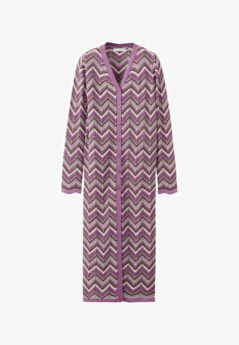 Pitkä neulottu neuletakki, jossa on violetti, valkoinen ja ruskea chevron-kuvio, V-kaula-aukko, nappikiinnitys edessä ja pitkät hihat.