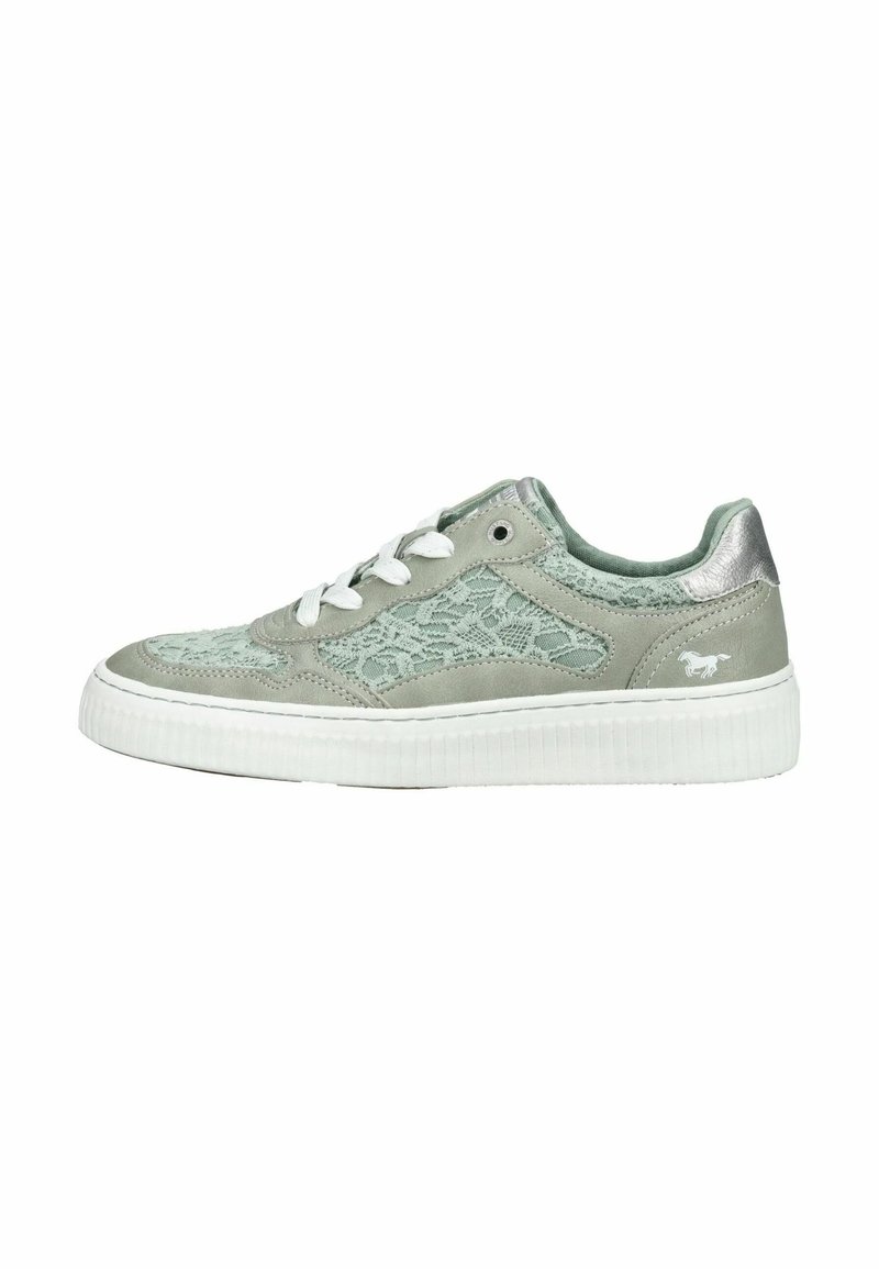 Grüne Schnürsneaker mit einer Basis aus hellgrauem Wildleder, metallischen Akzenten, weißer Sohle und strukturiertem Schnüroverlay im oberen Bereich.