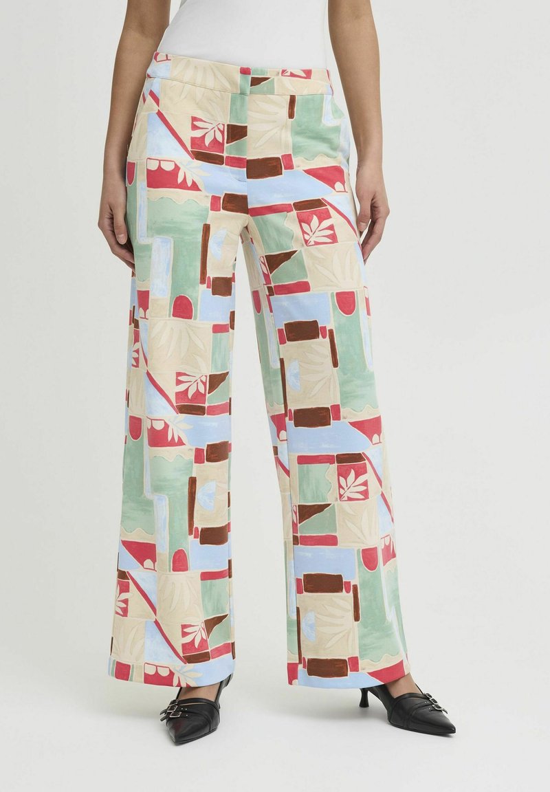 Pantalons à jambes larges avec un motif géométrique coloré en vert, rouge, bleu et beige. Comprend des poches latérales et un tissu lisse et léger.