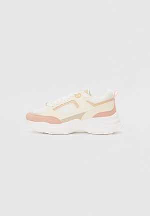 Baskets sportives en blanc, beige et rose pâle. Comprend des matériaux en mesh et synthétiques, un bout rond, un col rembourré et une semelle texturée.