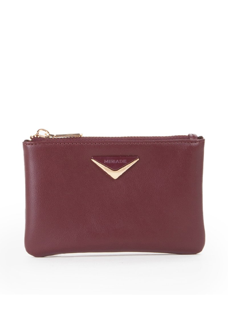 Portafoglio in pelle bordeaux con hardware a forma di triangolo in tonalità oro e chiusura con zip. Texture liscia, forma rettangolare compatta.