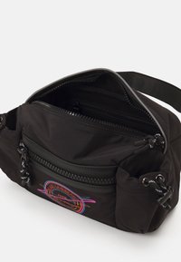 Borsa a tracolla nera in nylon con due tasche con zip, tracolla regolabile e un design logo colorato sul davanti. Finitura testurizzata.