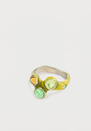 Inel verde și galben cu trei pietre circulare: una transparentă verde, una verde deschis și una chihlimbar, montate pe un bandă netedă și texturată.