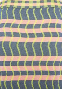 Kleurrijke textiel met een golvend patroon in groen, roze en donkerblauw, met afwisselende strepen en een soepele geweven textuur.