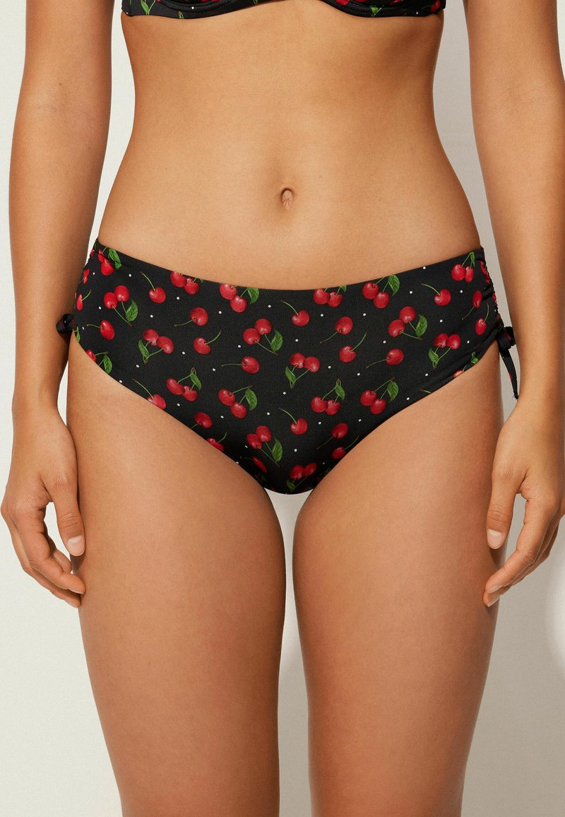 Černé bikiny s třešňovým vzorem a zelenými listy, s detaily na zavazování po stranách a hladkým, elastickým materiálem.