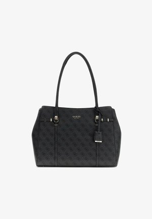 Sac cabas noir Guess avec motif monogramme, doubles poignées longues, accents en boucle métallique et une étiquette suspendue sur fond blanc.