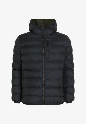 Veste matelassée noire avec capuche et fermeture éclair frontale, dotée de poches zippées sur la poitrine et sur les côtés.