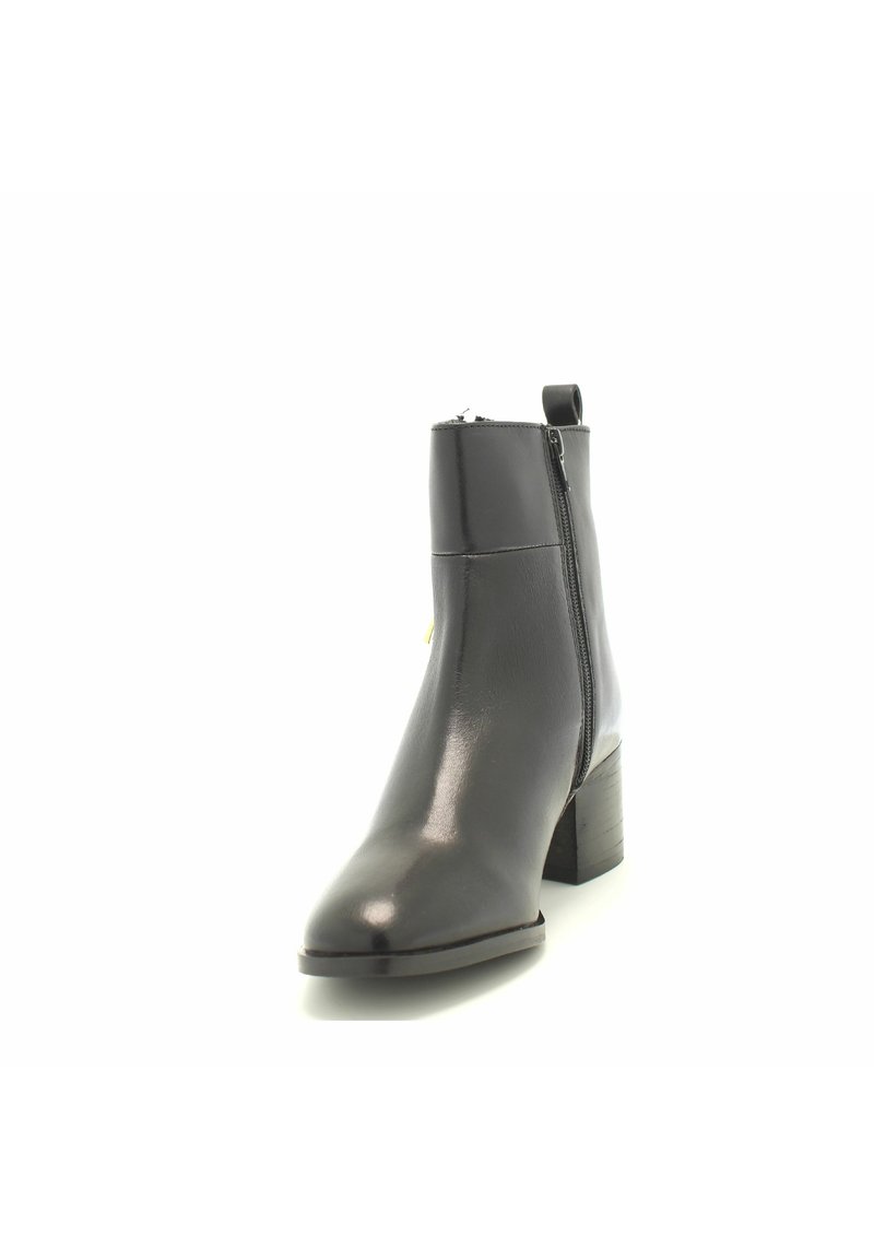 Stivaletto in pelle nera con cerniera laterale e tacco a blocco, mostrato da un angolo leggero su sfondo bianco.