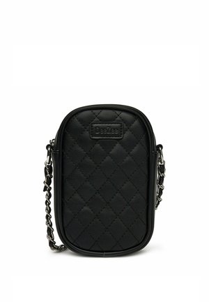 Czarna pikowana torebka na ramię o zaokrąglonych krawędziach, z łańcuszkowym paskiem i małą prostokątną naszywką z logo DeeZee na przodzie.