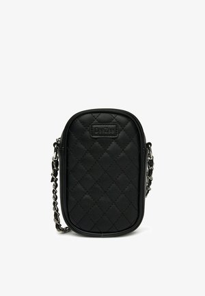 Schwarze gesteppte Umhängetasche mit abgerundeten Kanten und Kettenriemen, mit einem kleinen rechteckigen DeeZee-Logo-Patch auf der Vorderseite.