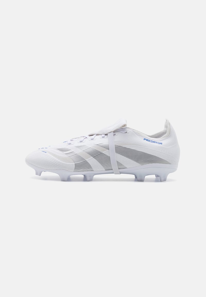 Călcâi de fotbal alb cu dungi gri și branding albastru "Predator", având un design elegant, închidere cu șireturi și mai multe cuie pe talpă.