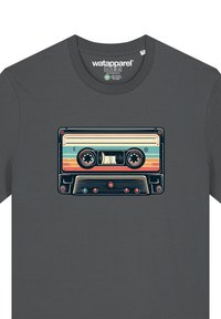 Graues T-Shirt aus Stoff mit einem Retro-Cassette-Design in Blau, Orange und Gelb, ergänzt durch rote und türkisfarbene Knöpfe.