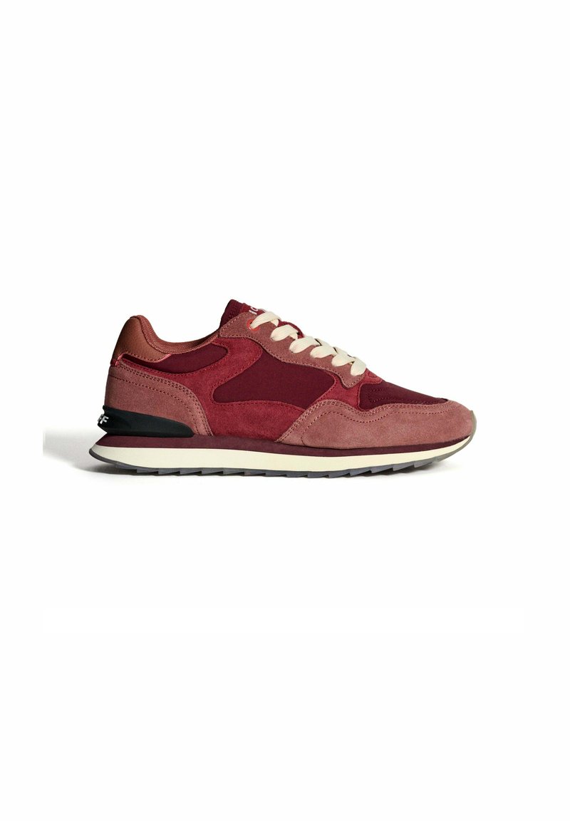 Zapatillas de ante burdeos y rosa polvo para hombre con cordones blancos y suela con acentos en negro, perfil lateral sobre fondo blanco.