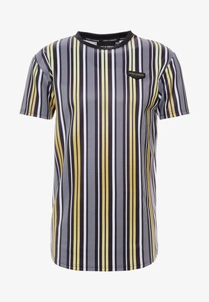 Koszulka z krótkim rękawem i okrągłym dekoltem, z pionowymi paskami w kolorach czarnym, białym i żółtym oraz małym czarnym logo „Supply & Demand” na piersi.