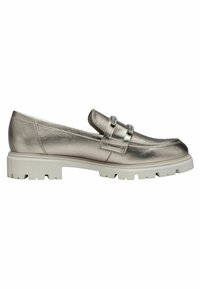Metalen zilveren loafers met een gestructureerde afwerking, voorzien van een lage witte rubberen zool en decoratieve hardware-details bij de voorkant.