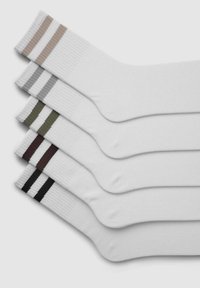 Calze di cotone bianche con righe a contrasto in beige, grigio, oliva, bordeaux e nero. Tessuto a coste, design di lunghezza alla caviglia.
