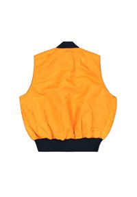 Chaleco acolchado naranja con cuello y dobladillo ribeteados en negro. Textura suave, diseño sin mangas y fruncido elástico en la cintura.