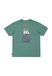Groene katoenen t-shirt met een kleurrijk grafisch ontwerp op de achterkant, inclusief abstracte vormen en de tekst "ADVENTURE DIVISION."