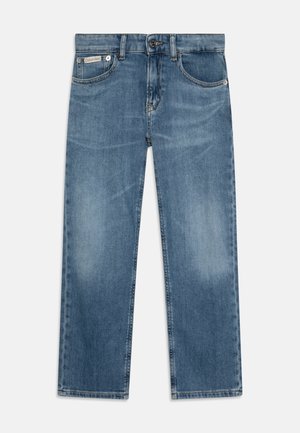 Jean en denim bleu clair avec une coupe droite, style cinq poches et des effets de décoloration subtils sur la cuisse.