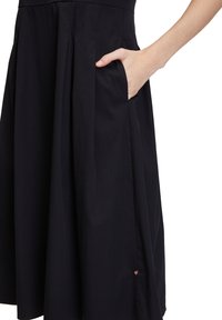 Vera Mont SOMMER MIT V-AUSSCHNITT - Freizeitkleid - schwarz