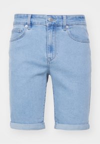 Vaaleansiniset farkkushortsit, joissa on käännetty helma, viisi taskua ja napitussuljenta. Valmistettu pehmeästä, teksturoidusta kankaasta, jossa on kevyt haalistuminen.