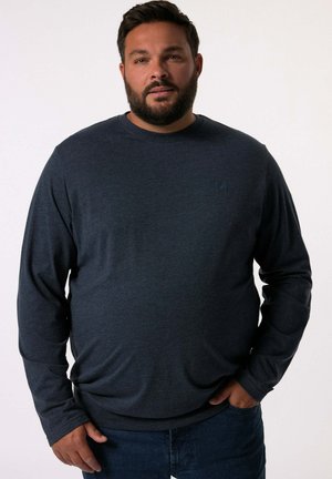 Donkerblauwe langekwartslang t-shirt gemaakt van een zachte, lichtgewicht stof, met een ronde halslijn en een subtiel logo op de borst.