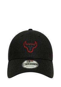 Svart keps med böjd skärm, försedd med en texturerad baksida och en broderad röd tjur-logotyp framtill. Justerbar passform.