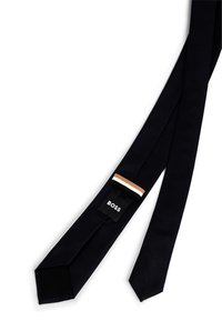 Črna kravata z teksturiranim zaključkom. Ima oznako "BOSS" in barvno blokirno akcentacijo v rjavi, beli in črni barvi blizu vrha.