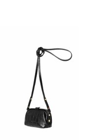 Svart läderhandväska med ett texturerat krokodilsmönster, rund form, knuten rem och detaljer i guldton.