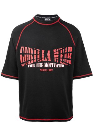 Zwarte kortemouwen shirt met rode accenten en geribbelde structuur. Heeft een uitdagende "Gorilla Wear" graphic en slogan in veroudere lettertype.