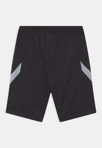 Mustat urheilushortsit, joissa on teksturoitu kuvio, harmaat vino-akkentit sivuilla ja joustava vyötärö mukavuutta varten.