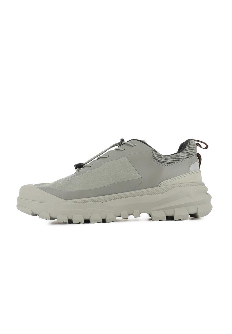 Scarpa sportiva grigia chiara con tomaia in mesh testurizzato, suola spessa e lacci elastici. Presenta punte e talloni rinforzati per una maggiore durata.