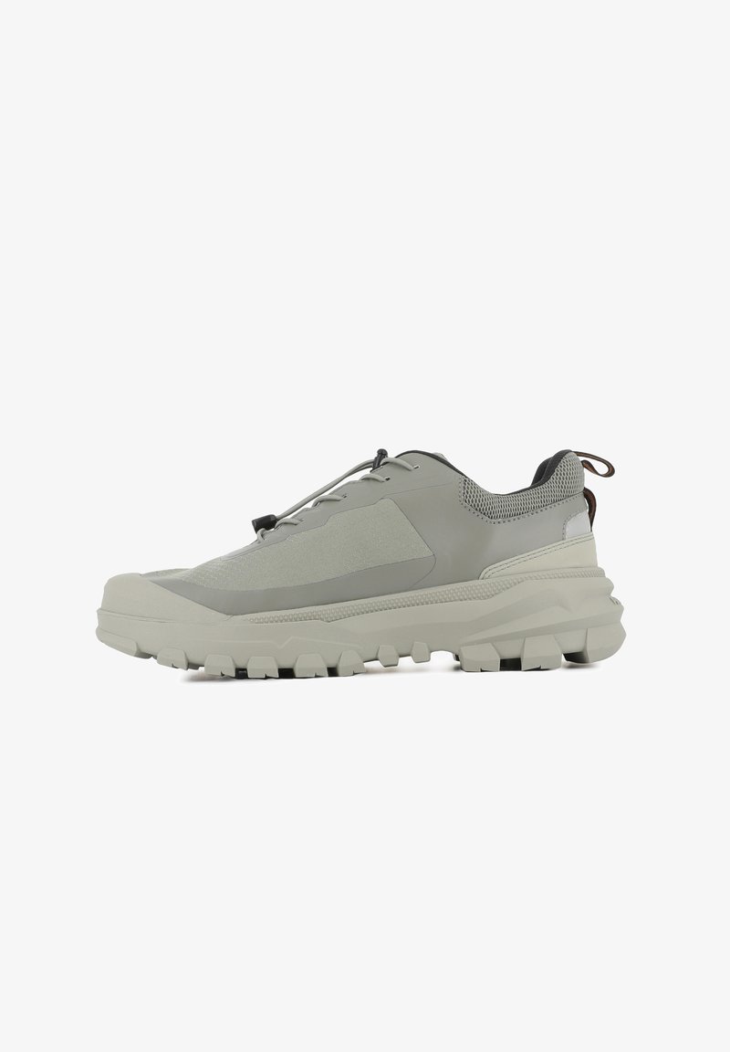 Scarpa sportiva grigia chiara con tomaia in mesh testurizzato, suola spessa e lacci elastici. Presenta punte e talloni rinforzati per una maggiore durata.