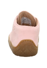 Růžová semišová slip-on bota s texturovanou hnědou gumovou podrážkou. Obsahuje prošívaný okraj a embosovaný design na patě. Viditelné vnitřní podšívání.