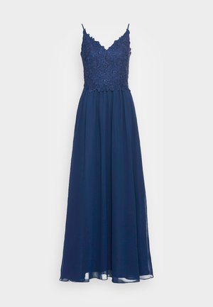 Vestido de noche azul marino con tirantes finos, que cuenta con un corpiño de encaje y una falda de gasa fluida. El corpiño tiene intrincados adornos florales.