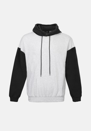 Hooded džemperis ar pelēku ķermeni un melnām, teksturētām piedurknēm. Ar savelkamu auklu un elastīgu jostasvīru, izgatavots no mīkstiem materiāliem.