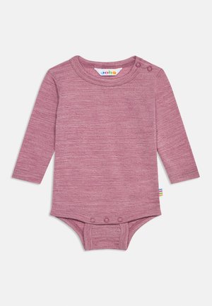 Body bébé à manches longues en tissu rose doux avec boutons-pression à l'épaule et à l'entrejambe, avec une petite étiquette arc-en-ciel sur le côté.