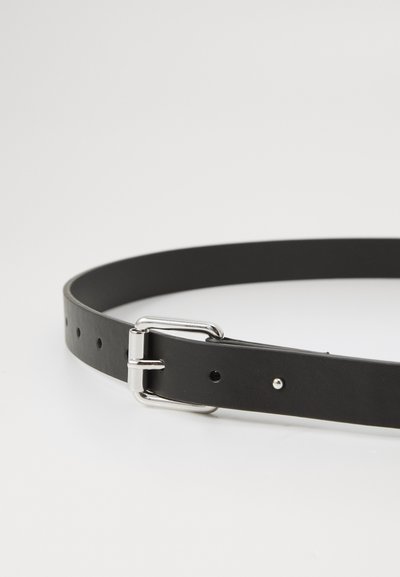 Ceinture en cuir noir avec une boucle en argent, comportant plusieurs trous pour un réglage, sur fond blanc.