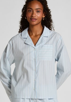 Haut de pyjama rayé bleu clair en tissu doux, avec col, devant boutonné et une poche poitrine à rayures horizontales.