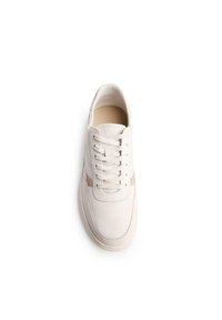 Sneaker in pelle bianca con una texture liscia, punta tonda e accenti beige. Sistema di allacciatura a cinque occhielli e soletta imbottita per il massimo comfort.