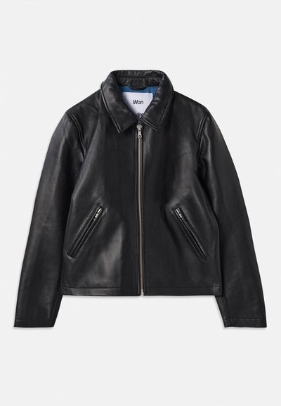Chaqueta de cuero negro con un cuello clásico, cremallera frontal y dos bolsillos con cremallera en ángulo. Textura suave y diseño minimalista.