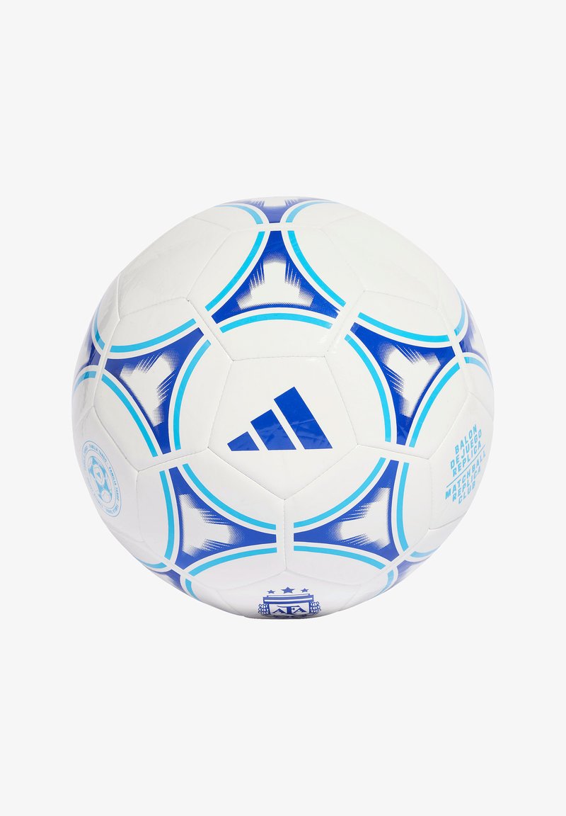 Adidas nogometna lopta s bijelom površinom i plavim naglascima te geometrijskim dizajnom, izrađena od sintetičkog materijala s teksturiranim završetkom.