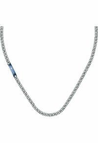Silberne Kettenhalskette mit einem flachen Glieddesign, die ein blaues Akzentstück enthält. Die Kette ist glänzend mit einer glatten, reflektierenden Textur.