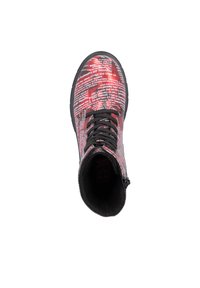 Bota alta con parte superior de un patrón de texto rojo y negro, cordones negros, superficie texturizada y una suela de contraste. Cierre con cremallera en el lateral.